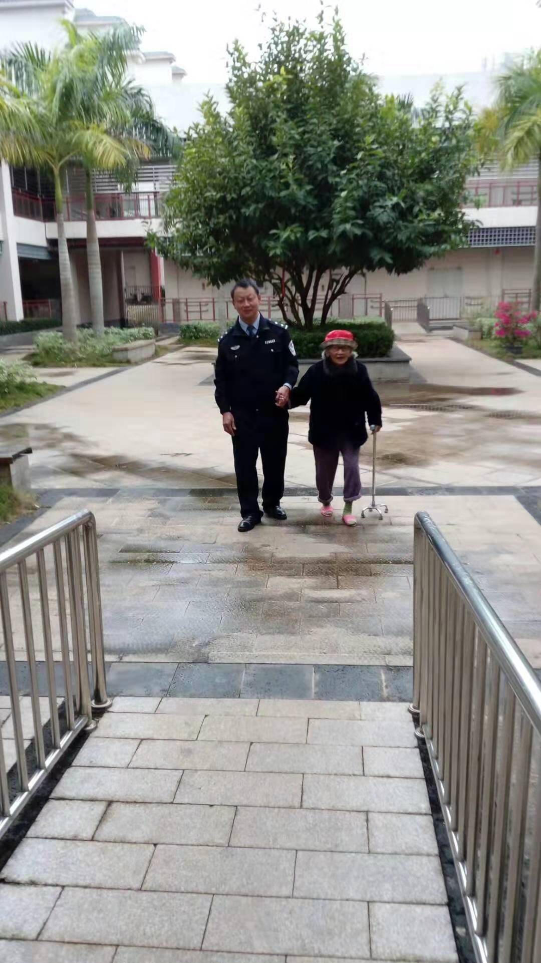 帅气的孩子和可爱的老母亲