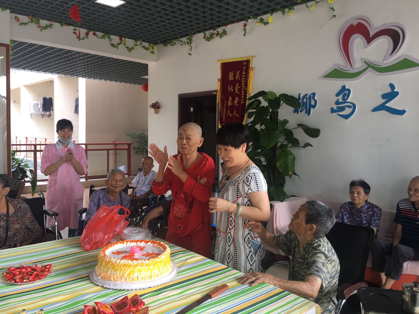 周院长陪长者过母亲节