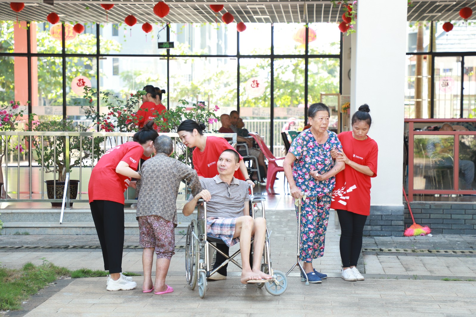 志愿者陪老人聊天